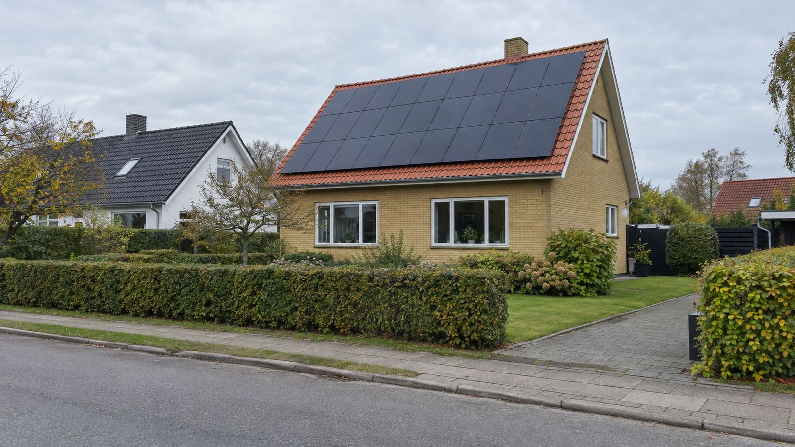 Dansk villa med solcelleanlæg på taget