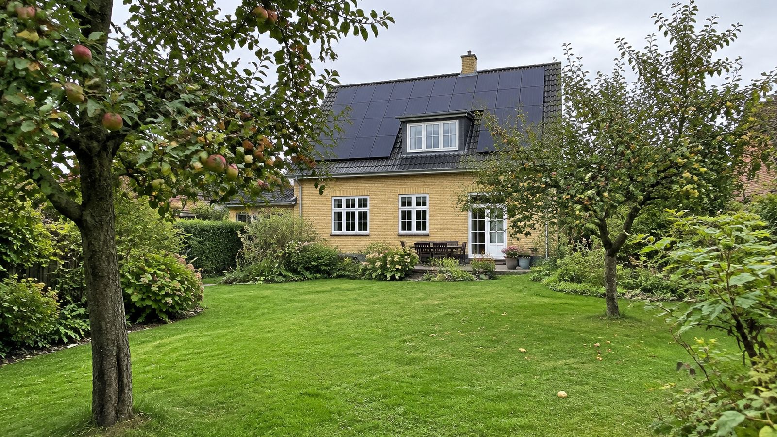 Nymonteret solcelleanlæg bag en dansk bolig